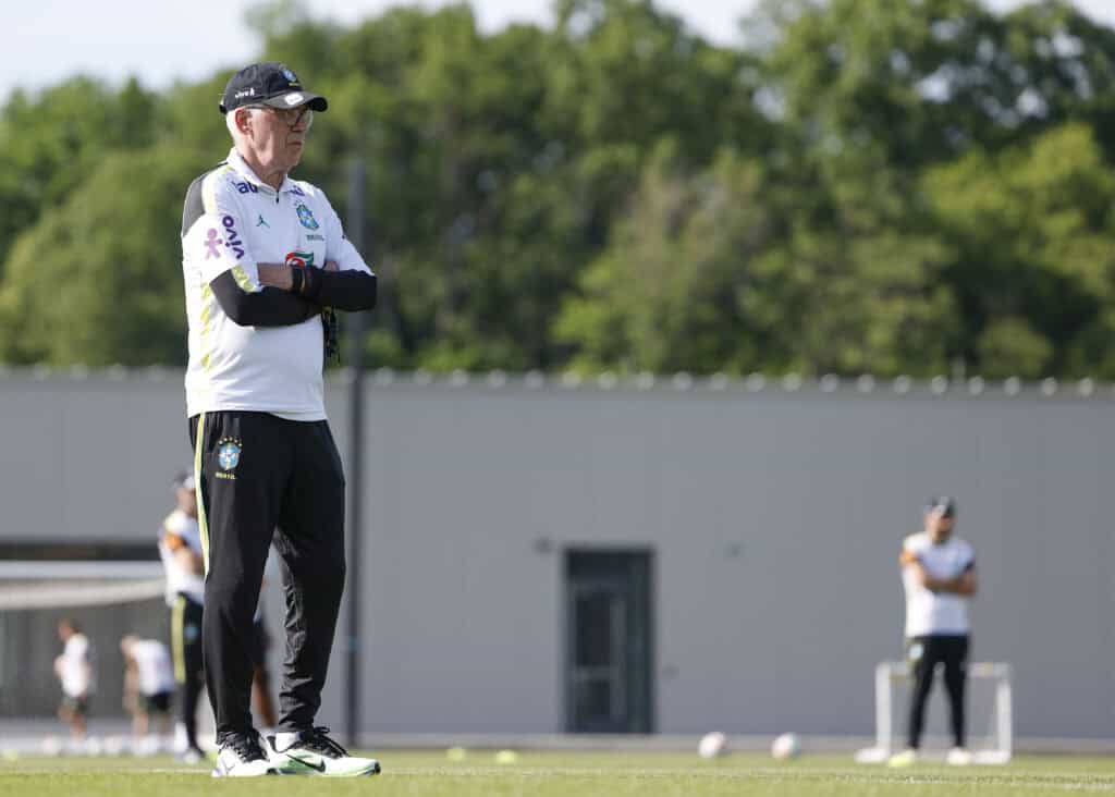 Carlo Ancelotti orienta jogadores da Seleção Brasileira durante treino antes da partida contra o Haiti na Copa do Mundo.