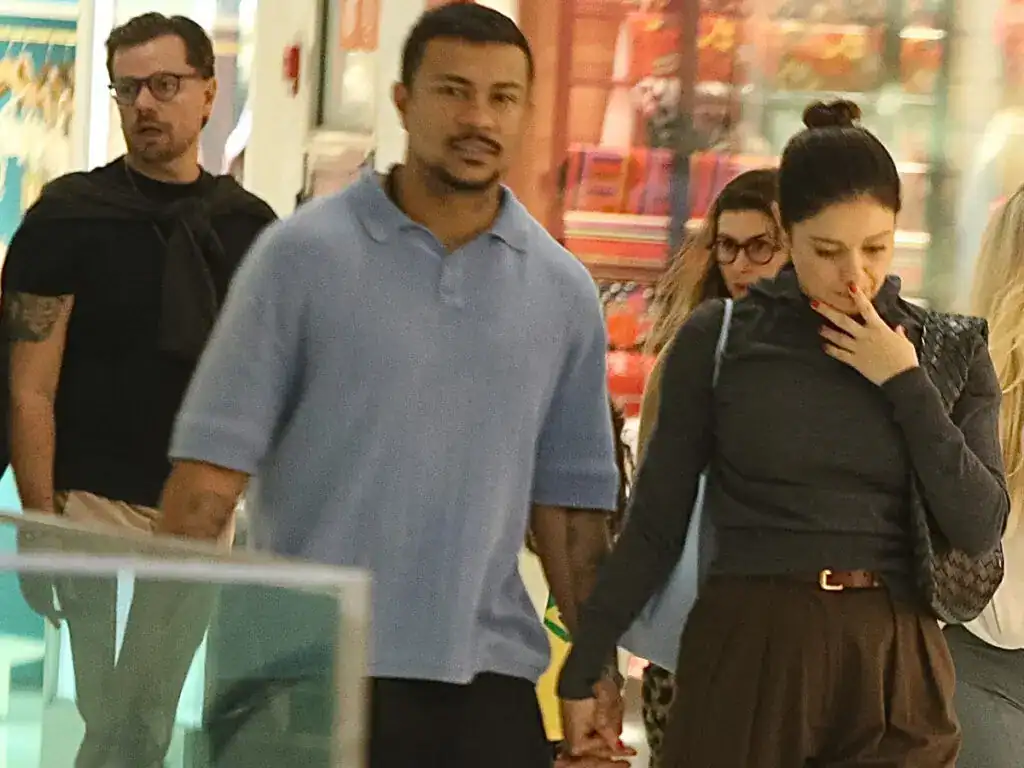 Cheirinho de volta Sophie Charlotte e Xama sao vistos de maos dadas em shopping