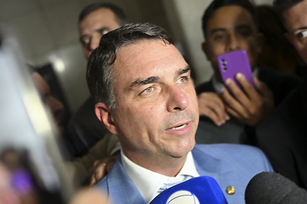 Imprensa internacional repercute tarifas de Trump e aponta tensão com Lula 2 flavio bolsonaro