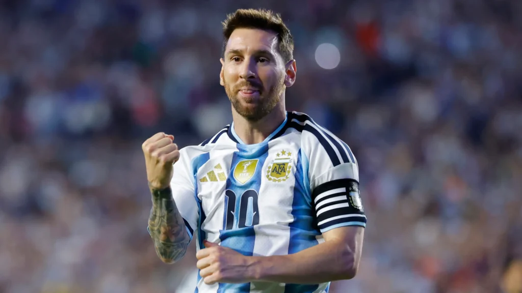 Lionel Messi comemora gol marcado aos 18 minutos da estreia da Argentina em sua última Copa do Mundo aos 38 anos.